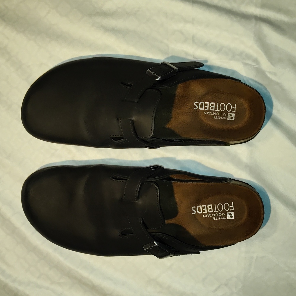 White Mountain black leather clogs with buckle